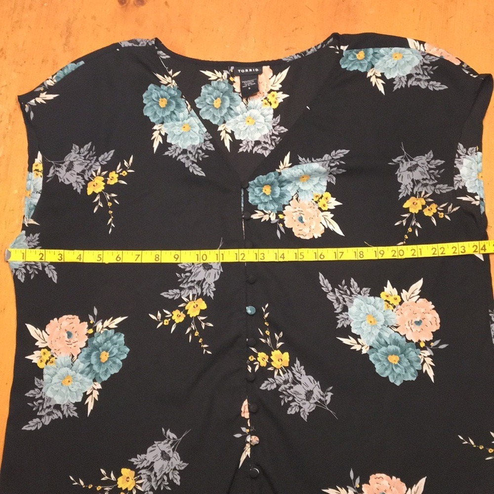 Torrid Whisigoth Floral V-Neck Button Front Blouse Size 0/XL - Picture 5 of 10